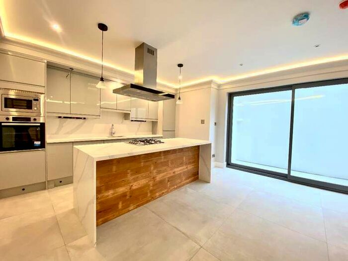 3 Bedroom Detached House To Rent In Angles Road, Streatham, SW16