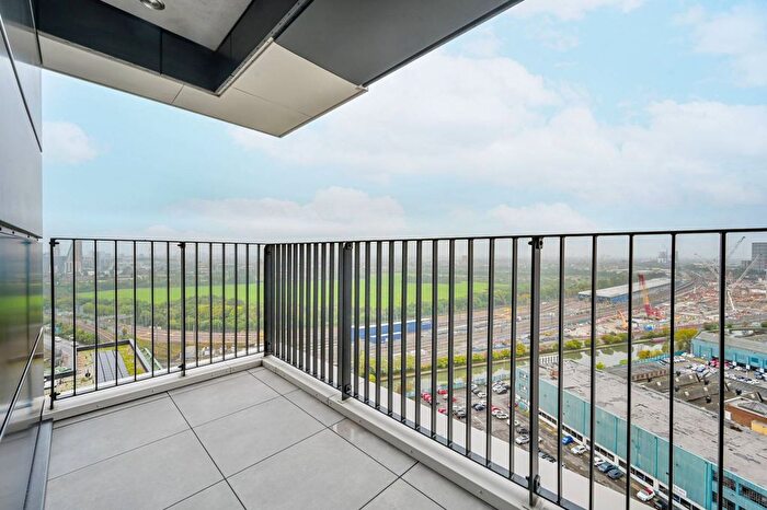 2 Bedroom Flat To Rent In Mitre Yard, North Kensington, London, NW10