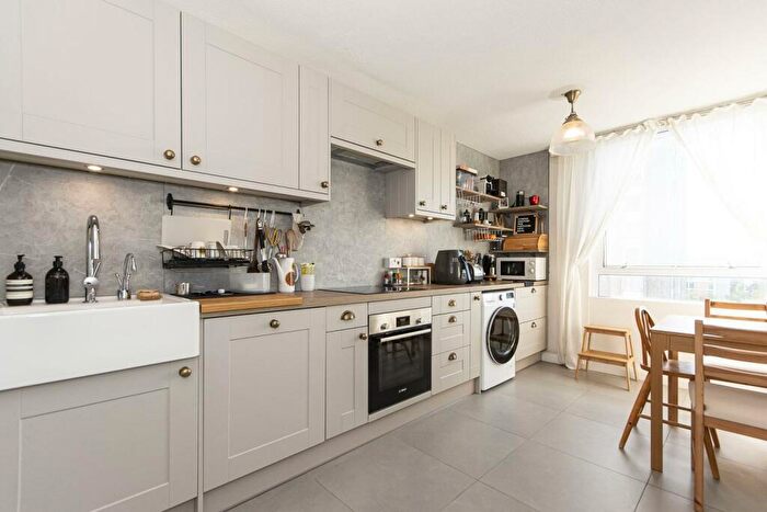 2 Bedroom Flat To Rent In Eagle Heights, The Falcons, Battersea, SW11