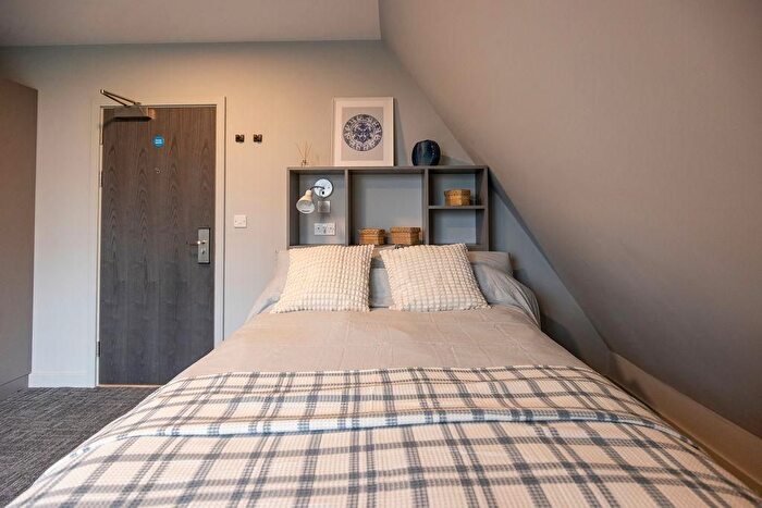 Studio To Rent In Ash Grove, Guildford, GU2