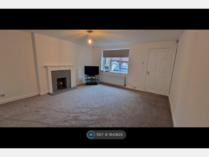 2 Bedroom Flat To Rent In Marlborough Court, Leeds, LS14