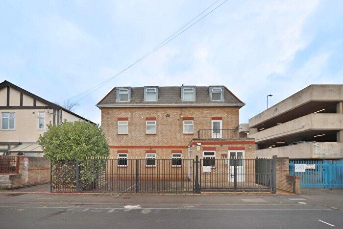 2 Bedroom Flat To Rent In Grafton Road, New Malden, KT3