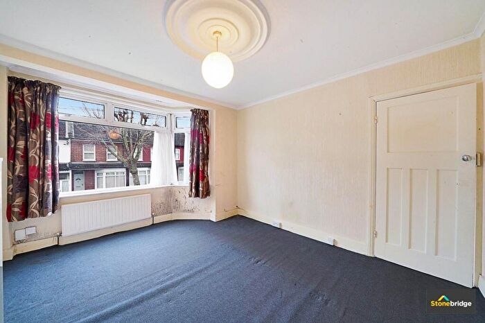 2 Bedroom Flat For Sale In Landseer Avenue, London, E12