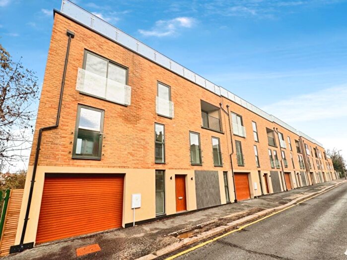 3 Bedroom End Of Terrace House To Rent In Station Road, Westcliff-On-Sea, SS0