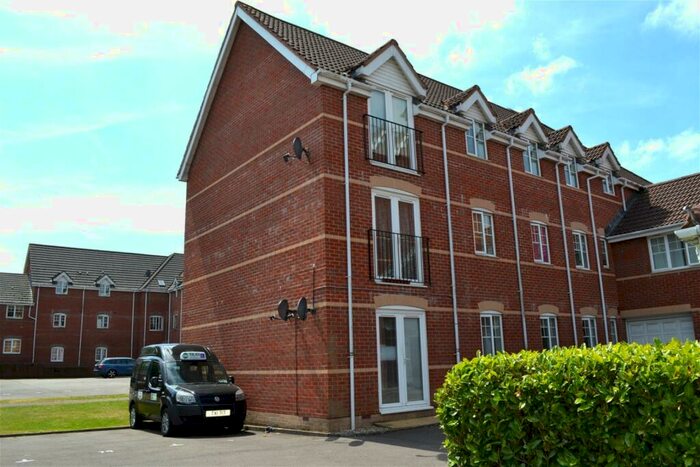 2 Bedroom Flat To Rent In Windsor Court, Newbury, RG14