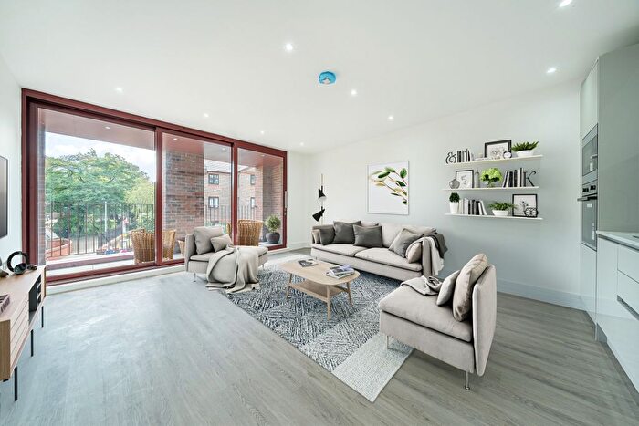 2 Bedroom Flat To Rent In Greenwich High Road, SE10