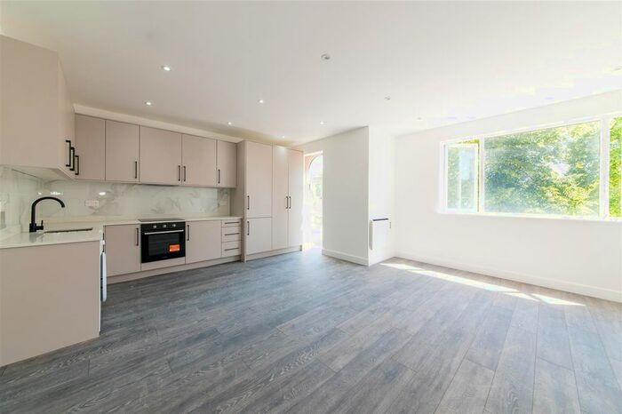 2 Bedroom Flat To Rent In Woodside Avenue, London, N12