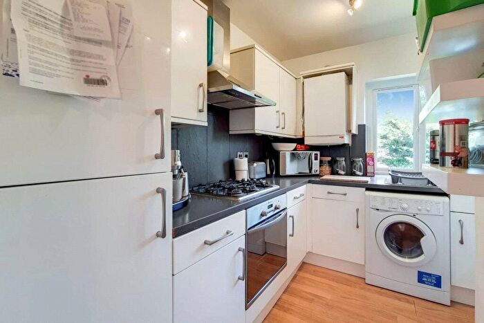 2 Bedroom Flat To Rent In York Way, London, N20