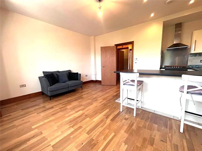 1 Bedroom Apartment To Rent In Queens Parade, Harringey, London, N8