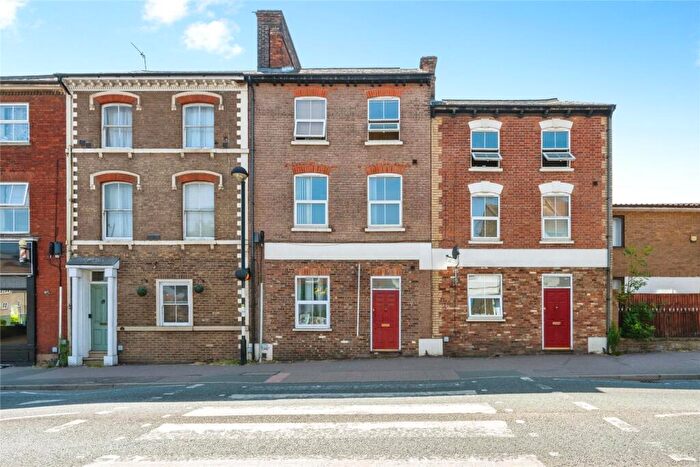 2 Bedroom Flat For Sale In Lake Street, Leighton Buzzard, Bedfordshire, LU7