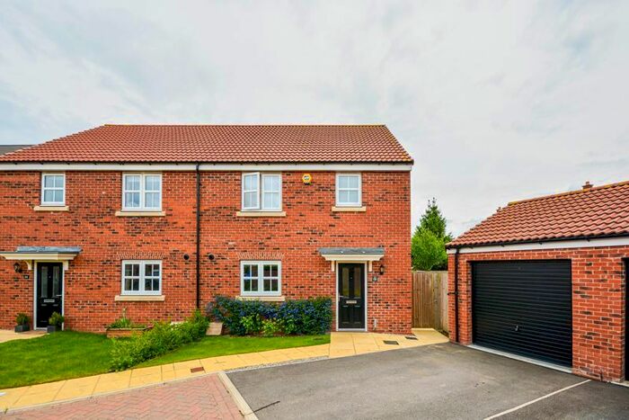 3 Bedroom Semi-Detached House For Sale In Bramblegate Road, York, YO26