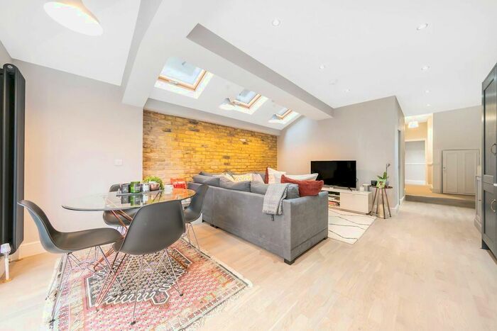 2 Bedroom Flat To Rent In Camborne Road, Southfields, London, SW18