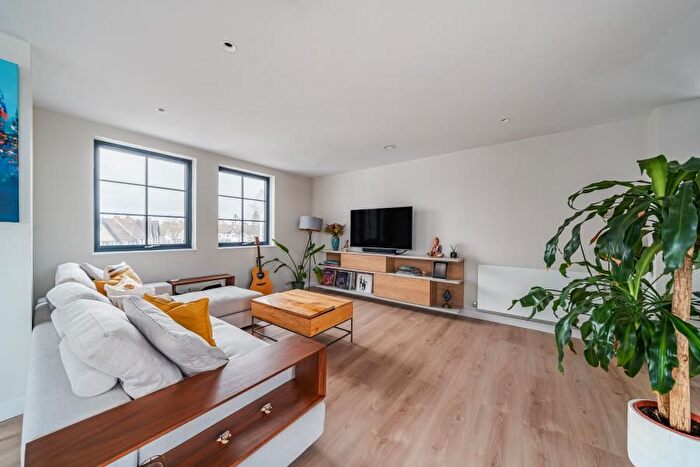 3 Bedroom Flat To Rent In Raeburn Avenue, Berrylands, Surbiton, KT5