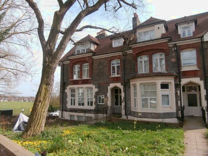 Apartment To Rent In Mount View Road, London, N4