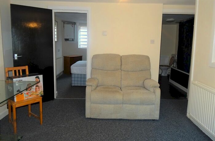 1 Bedroom Flat To Rent In Penarth Road, Grangetown, Cardiff, CF11