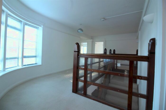 3 Bedroom Flat To Rent In Pembroke Road, Sevenoaks, TN13