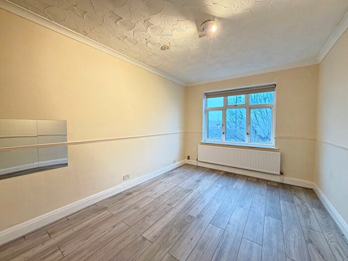 2 Bedroom Flat To Rent In Nether Street, London, N3