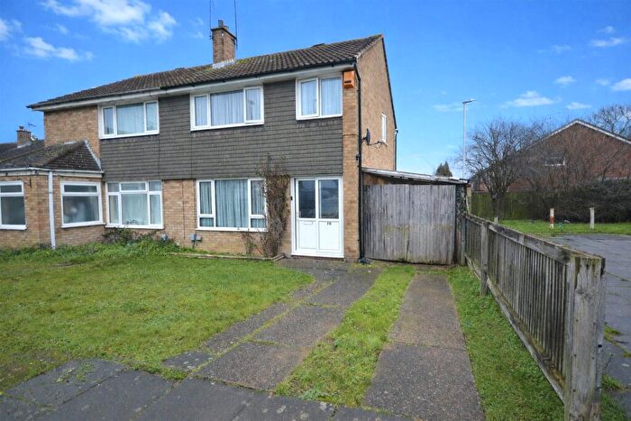 3 Bedroom Semi-Detached House For Sale In Trimley Close, Luton, Bedfordshire, LU4