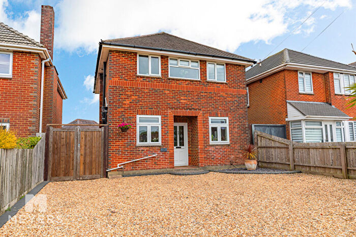3 Bedroom Detached House For Sale In Leybourne Avenue, Bournemouth, BH10
