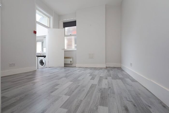 Studio To Rent In Whitworth Road, London, SE25