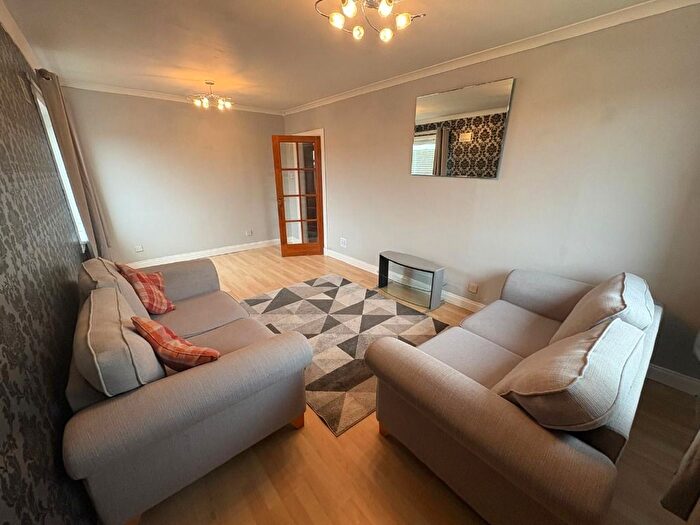 2 Bedroom Flat To Rent In Oldcroft Place, Cornhill, Aberdeen, AB16