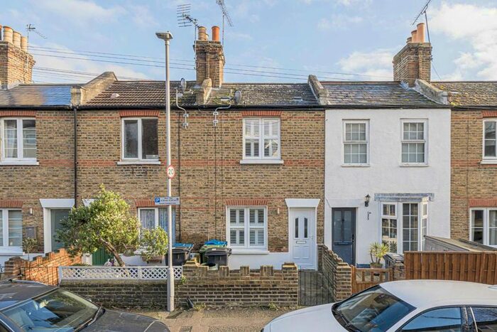 2 Bedroom Property To Rent In York Road, Kingston Upon Thames, KT2