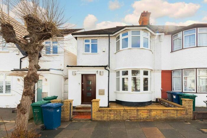 4 Bedroom Property To Rent In Gainsborough Gardens, London, NW11