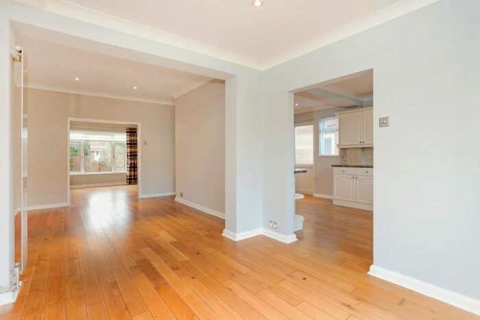 3 Bedroom Semi-Detached House To Rent In Fairlight Avenue, Windsor, SL4