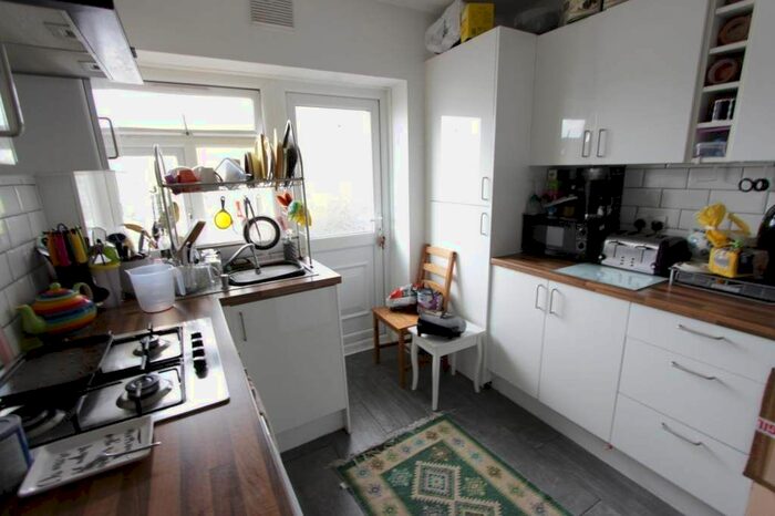2 Bedroom Flat To Rent In High Road, London, N12