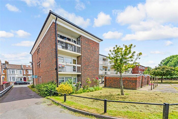 Studio For Sale In Prospect Road, Woodford Green, Essex, IG8