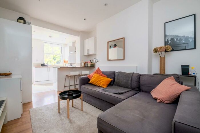 3 Bedroom Apartment To Rent In Mildmay Road London, N1