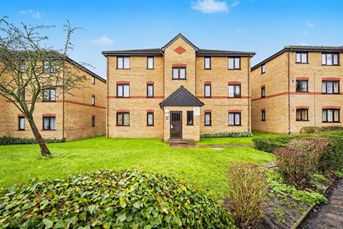 2 Bedroom Flat For Sale In Woodfield Close, Enfield, EN1