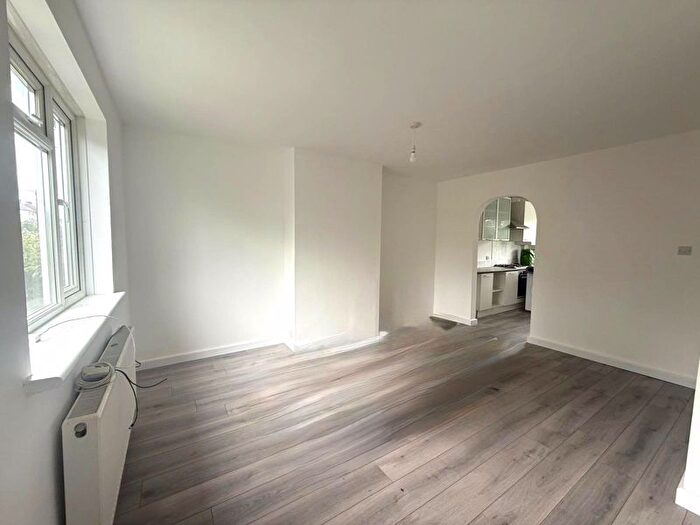 2 Bedroom Maisonette To Rent In Amberley House, Warwick Road, EN5