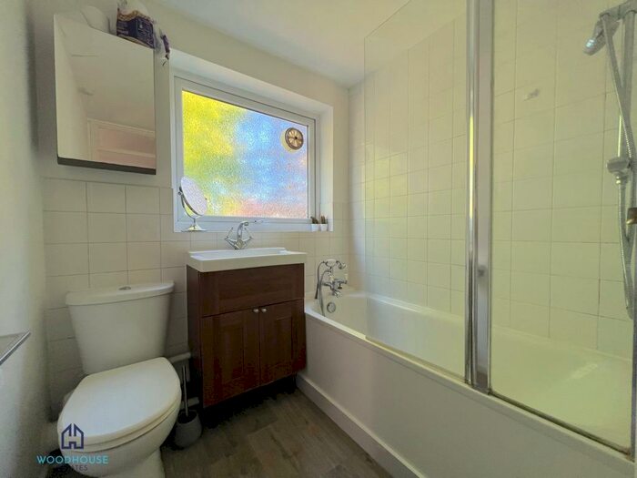 2 Bedroom Flat To Rent In The Ridgeway, London, EN2