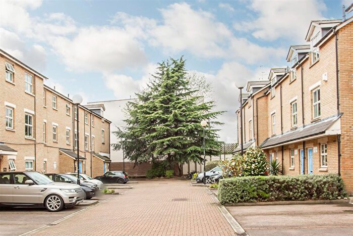 2 Bedroom Flat To Rent In Cleveland Grove, Stepney Green, E1