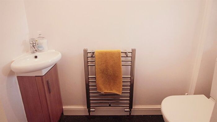 4 Bedroom Detached House For Sale In Stonecroft, Stanley, Wakefield, WF3