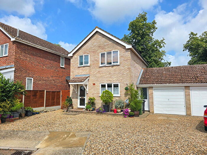 3 Bedroom Link Detached House For Sale In Queens Court, Attleborough, NR17