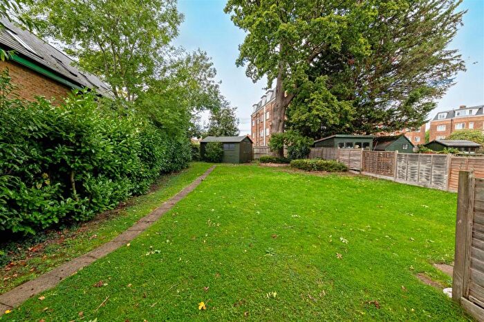 1 Bedroom Flat To Rent In The Avenue, Worcester Park, KT4