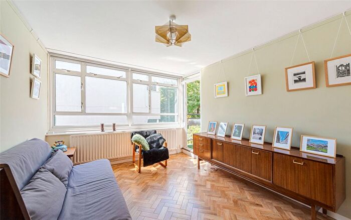 1 Bedroom Flat For Sale In Churchill Gardens, Pimlico, London, Uk, SW1V