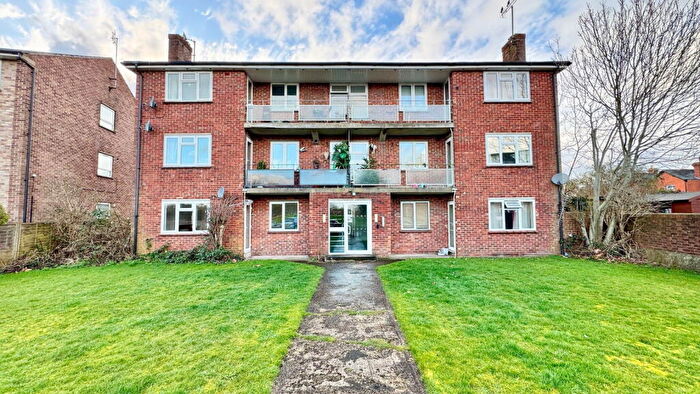 2 Bedroom Flat For Sale In Wentworth Court, Stroud Green, Newbury, RG14