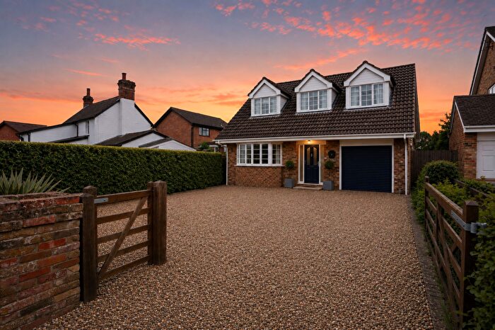3 Bedroom Detached House For Sale In Silchester Road, Pamber Heath, RG26