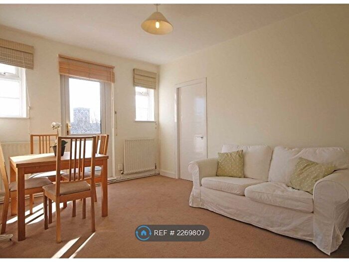 2 Bedroom Flat To Rent In Spencer Park Court, London, SW18