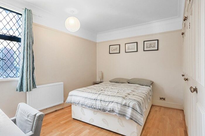 2 Bedroom Flat To Rent In Church Close, Kensington Church Street, London, W8