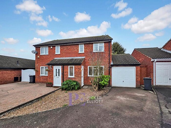 3 Bedroom Semi Detached House To Rent In Oak Close, Burbage, LE10