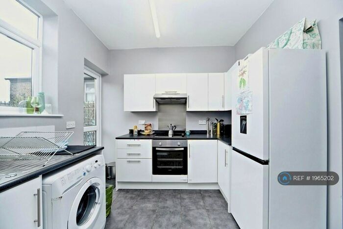 3 Bedroom Flat To Rent In Wolfington Road, London, SE27