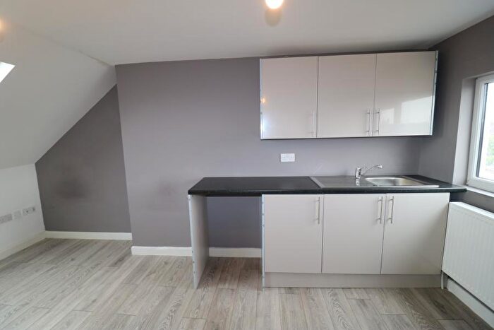 Terraced House To Rent In Lytton Avenue, Enfield, EN3
