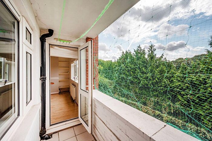 2 Bedroom Flat To Rent In Queensmere Court, Barnes, London, SW13