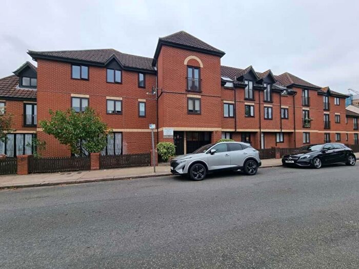 1 Bedroom Flat For Sale In Golding Court, Riverdene Road, Ilford, IG1