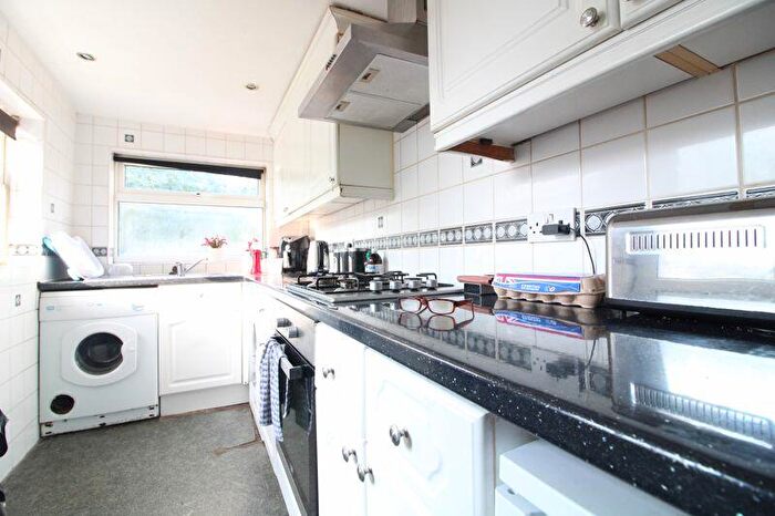 3 Bedroom Terraced House For Sale In Westmorland Avenue, Luton, LU3