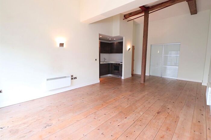 2 Bedroom Flat To Rent In Burnett Street, Bradford, West Yorkshire, BD1